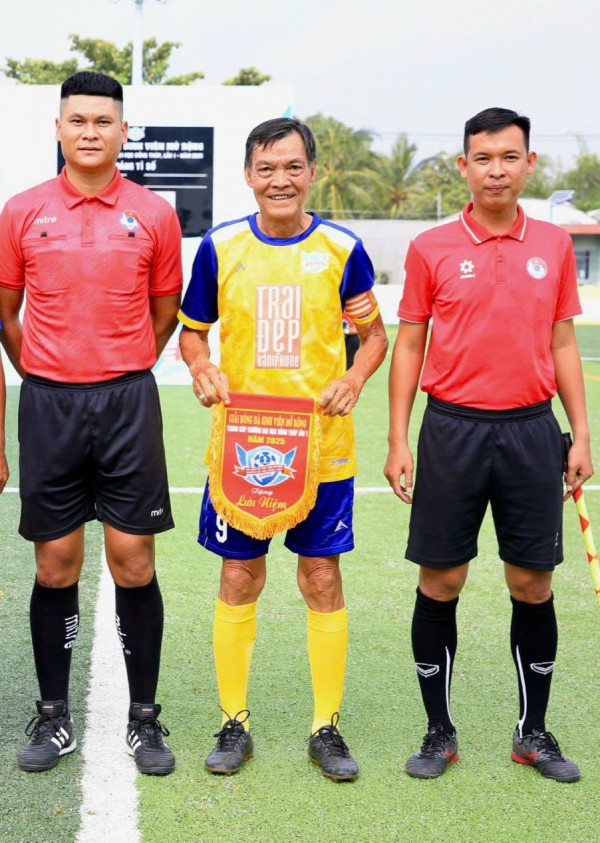 Đại chiến 'nảy lửa' cựu Quả bóng vàng Việt Nam trên sân Trường ĐH Đồng Tháp