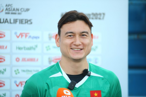 Đặng Văn Lâm tươi như hoa ngày trở lại, nói điều bất ngờ về cuộc cạnh tranh với sao trẻ HAGL? Đặng Văn Lâm tươi như hoa ngày trở lại, nói điều bất ngờ về cuộc cạnh tranh với sao trẻ HAGL?