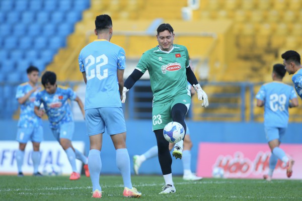 Đặng Văn Lâm tươi như hoa ngày trở lại, nói điều bất ngờ về cuộc cạnh tranh với sao trẻ HAGL? Đặng Văn Lâm tươi như hoa ngày trở lại, nói điều bất ngờ về cuộc cạnh tranh với sao trẻ HAGL?