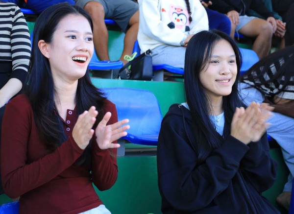 Đến sân sớm cổ vũ bạn trai đá bóng, cô gái chỉ mong không chấn thương Đến sân sớm cổ vũ bạn trai đá bóng, cô gái chỉ mong không chấn thương