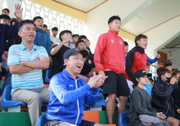 Đến sân sớm cổ vũ bạn trai đá bóng, cô gái chỉ mong không chấn thương Đến sân sớm cổ vũ bạn trai đá bóng, cô gái chỉ mong không chấn thương