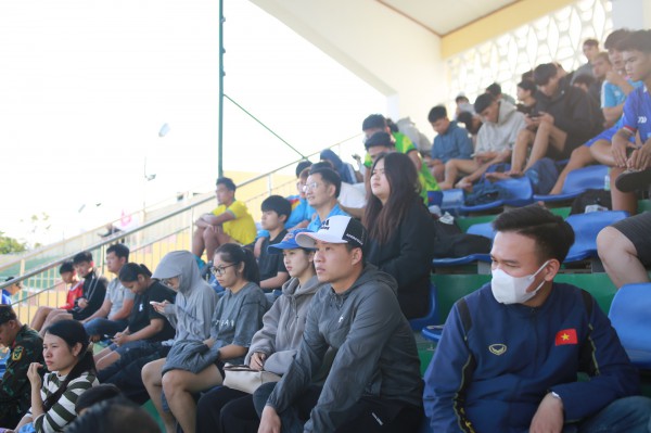 Đến sân sớm cổ vũ bạn trai đá bóng, cô gái chỉ mong không chấn thương Đến sân sớm cổ vũ bạn trai đá bóng, cô gái chỉ mong không chấn thương