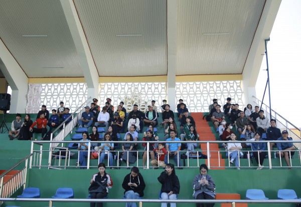 Đến sân sớm cổ vũ bạn trai đá bóng, cô gái chỉ mong không chấn thương Đến sân sớm cổ vũ bạn trai đá bóng, cô gái chỉ mong không chấn thương