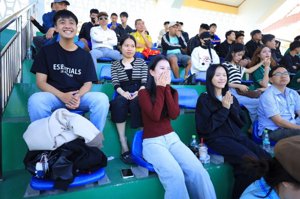 Đến sân sớm cổ vũ bạn trai đá bóng, cô gái chỉ mong không chấn thương Đến sân sớm cổ vũ bạn trai đá bóng, cô gái chỉ mong không chấn thương