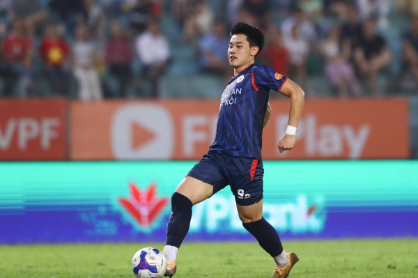 Đình Bắc ghi bàn trở lại ở V-League, HLV Kim Sang-sik và ông Polking cùng mừng lớn Đình Bắc ghi bàn trở lại ở V-League, HLV Kim Sang-sik và ông Polking cùng mừng lớn