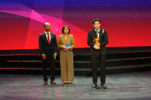 Đình Bắc nhận danh hiệu VĐV trẻ 2025, tiết lộ hành động cực đặc biệt sau khi giành vàng SEA Games 33