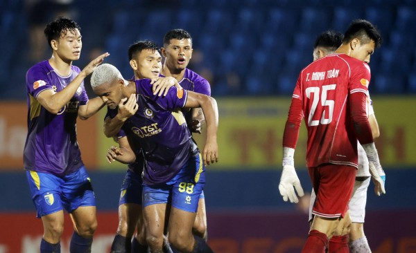 Đỗ Hoàng Hên ghi bàn giúp HLV Harry Kewell cùng Hà Nội thắng ngược nghẹt thở: ‘Tôi rất hạnh phúc’ Đỗ Hoàng Hên ghi bàn giúp HLV Harry Kewell cùng Hà Nội thắng ngược nghẹt thở: ‘Tôi rất hạnh phúc’