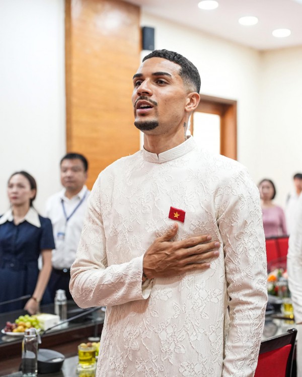 Đỗ Hoàng Hên xúc động khi trở thành công dân Việt Nam: 'Tôi khao khát cống hiến cho Tổ quốc' Đỗ Hoàng Hên xúc động khi trở thành công dân Việt Nam: 'Tôi khao khát cống hiến cho Tổ quốc'