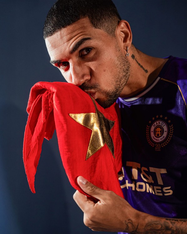 Đỗ Hoàng Hên xúc động khi trở thành công dân Việt Nam: 'Tôi khao khát cống hiến cho Tổ quốc' Đỗ Hoàng Hên xúc động khi trở thành công dân Việt Nam: 'Tôi khao khát cống hiến cho Tổ quốc'