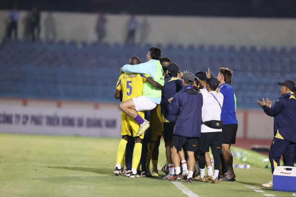 Đội Quảng Nam chính thức bỏ V-League, không kèn không trống: VPF chọn phương án nóng chỉ còn 13 đội? Đội Quảng Nam chính thức bỏ V-League, không kèn không trống: VPF chọn phương án nóng chỉ còn 13 đội?