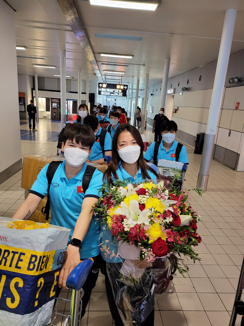 Đội tuyển Nữ Việt Nam đã đến Pháp, được đón tiếp nồng nhiệt, ra sân tập trong ngày đầu tiên