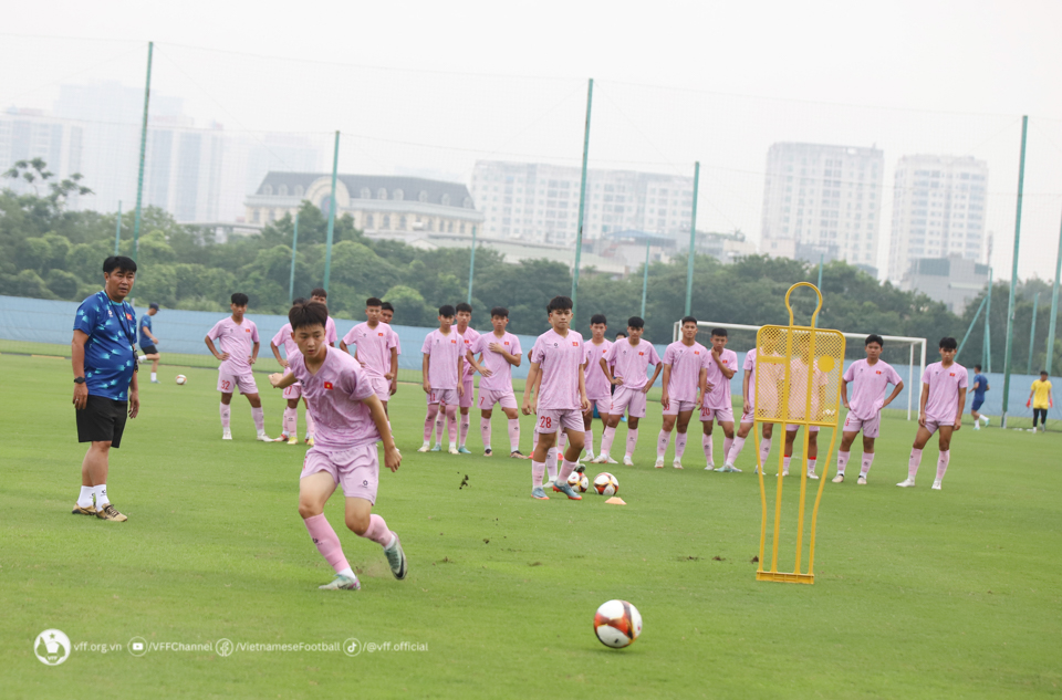 Đội tuyển U16 Việt Nam hứng khởi bước vào buổi tập đầu tiên