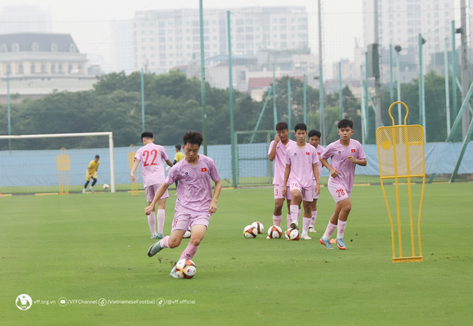 Đội tuyển U16 Việt Nam hứng khởi bước vào buổi tập đầu tiên