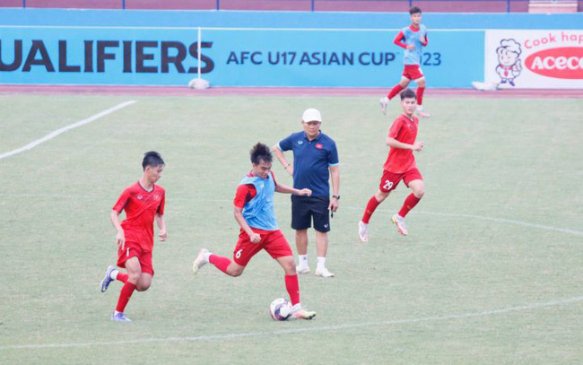 Đội tuyển U17 Việt Nam làm quen SVĐ Việt Trì