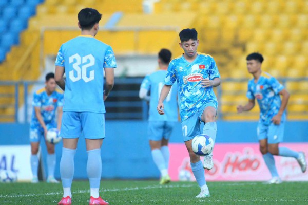 Đội tuyển Việt Nam bất ngờ tập kín, HLV Kim Sang-sik tính toán kỹ nhân sự đấu Nepal