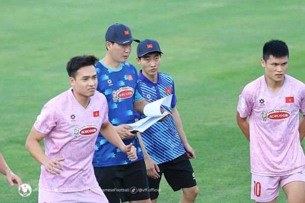 Đội tuyển Việt Nam dưới thời HLV Kim Sang-sik chống bóng bổng bằng phương án nào?