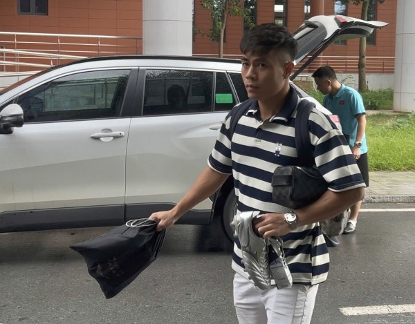 Đội tuyển Việt Nam hội quân, Cao Pendant Quang Vinh và Châu Ngọc Quang rất phong cách! Đội tuyển Việt Nam hội quân, Cao Pendant Quang Vinh và Châu Ngọc Quang rất phong cách!