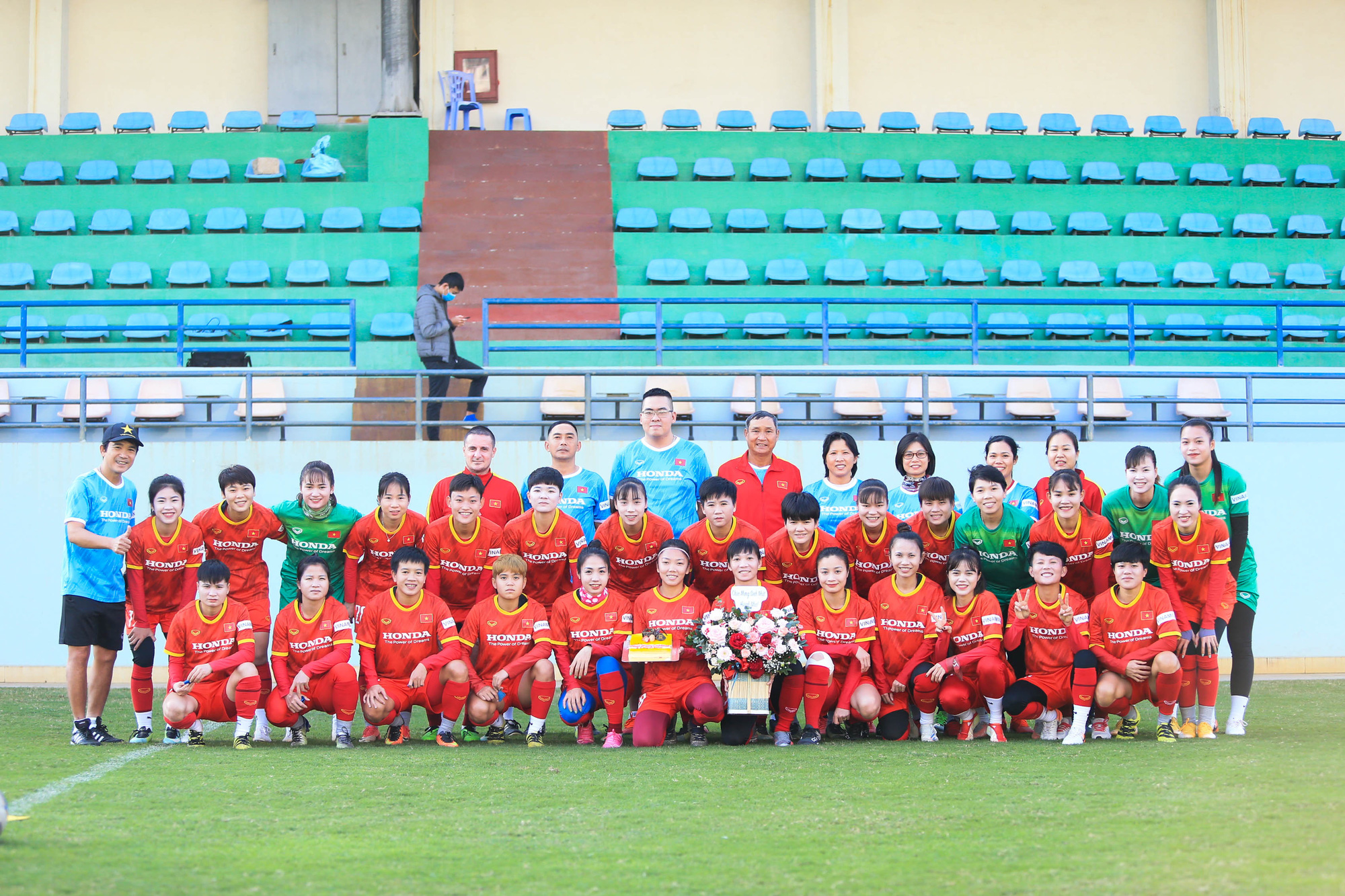 Đội tuyển nữ Việt Nam tập buổi đầu tiên chuẩn bị cho VCK Asian Cup 2022