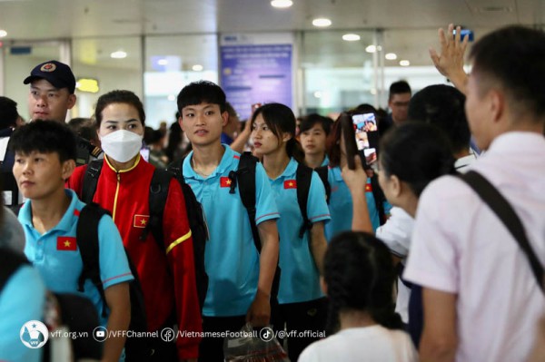 Đội tuyển nữ quốc gia về đến Hà Nội