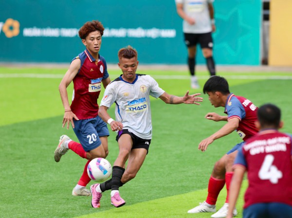 Đương kim vô địch thị uy sức mạnh bằng 'mưa' bàn thắng