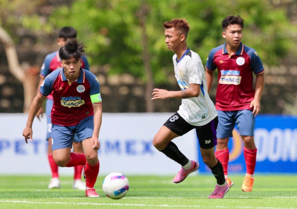 Đương kim vô địch thị uy sức mạnh bằng 'mưa' bàn thắng