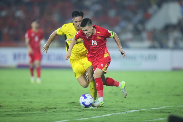 Ông Kim Sang-sik đau đầu tìm tiền vệ đánh chặn cho đội tuyển Việt Nam