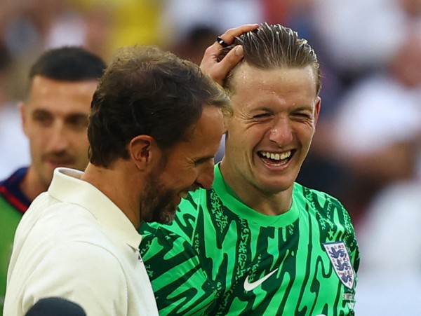 Bi hài Harry Kane chấn thương, phải rời sân vì va chạm với… HLV Southgate