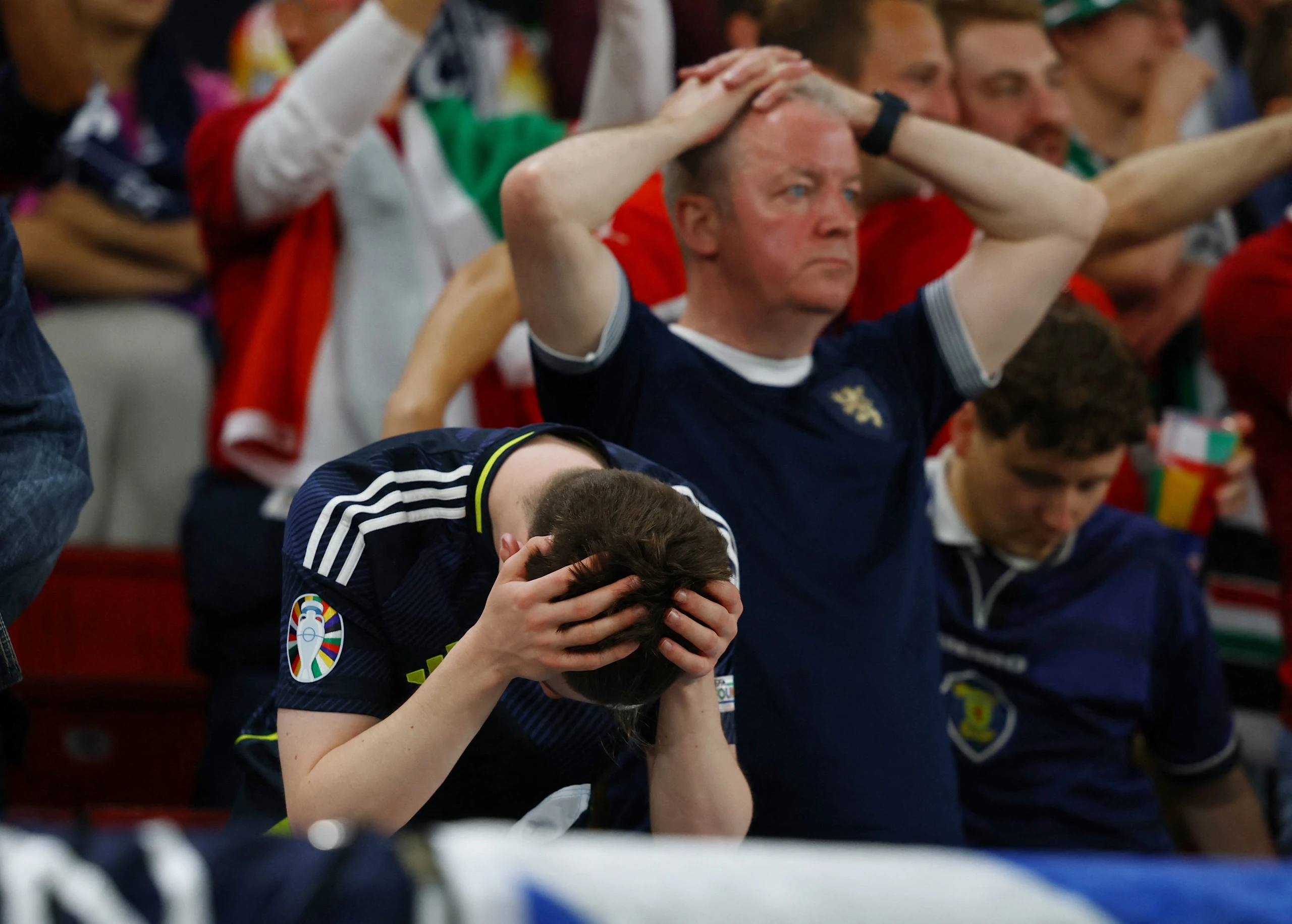CĐV Scotland rơi nước mắt, HLV Steve Clarke tức tưởi, đòi kiện trọng tài lên UEFA