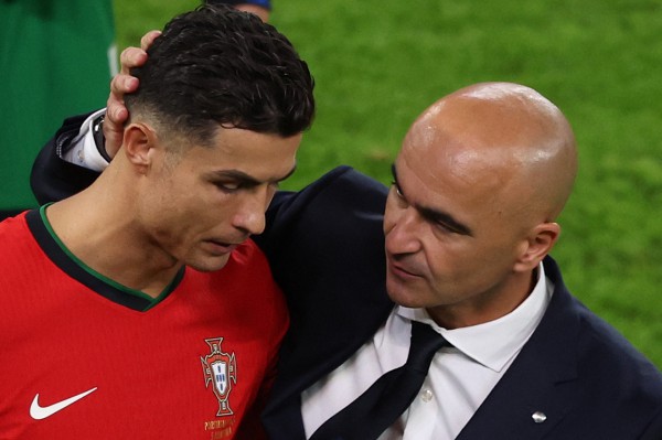 Khoảnh khắc lạ của Ronaldo: Bồ Đào Nha thua trận, nhưng nước mắt chẳng còn rơi