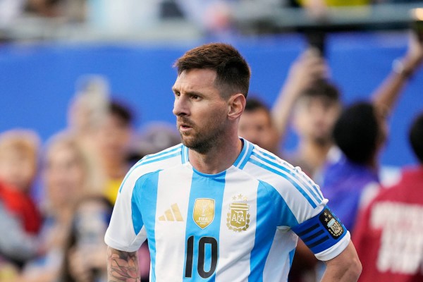 Mbappe ca ngợi EURO gay cấn hơn World Cup và Copa America, Messi lập tức phản biện