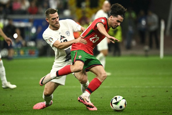 Ronaldo sai nhưng đã có đồng đội sửa, Bồ Đào Nha thắng Slovenia, gặp Pháp ở tứ kết