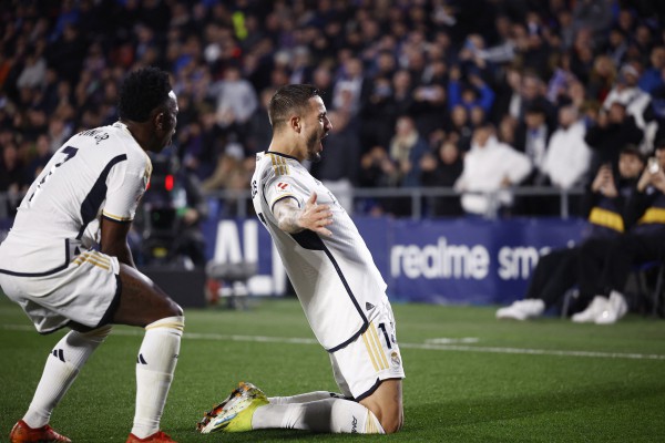 HLV Ancelotti khiến CĐV kinh ngạc khi chạy vào sân phản ứng với trọng tài