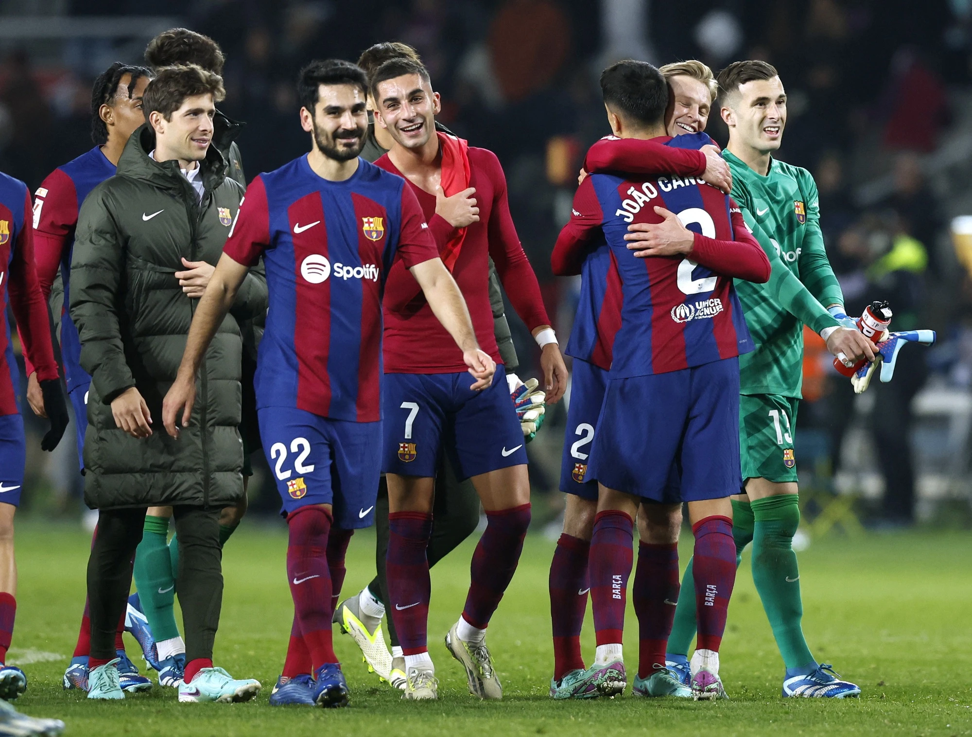 Joao Felix ăn mừng cuồng nhiệt khi ghi bàn giúp Barca đánh bại Atletico Madrid