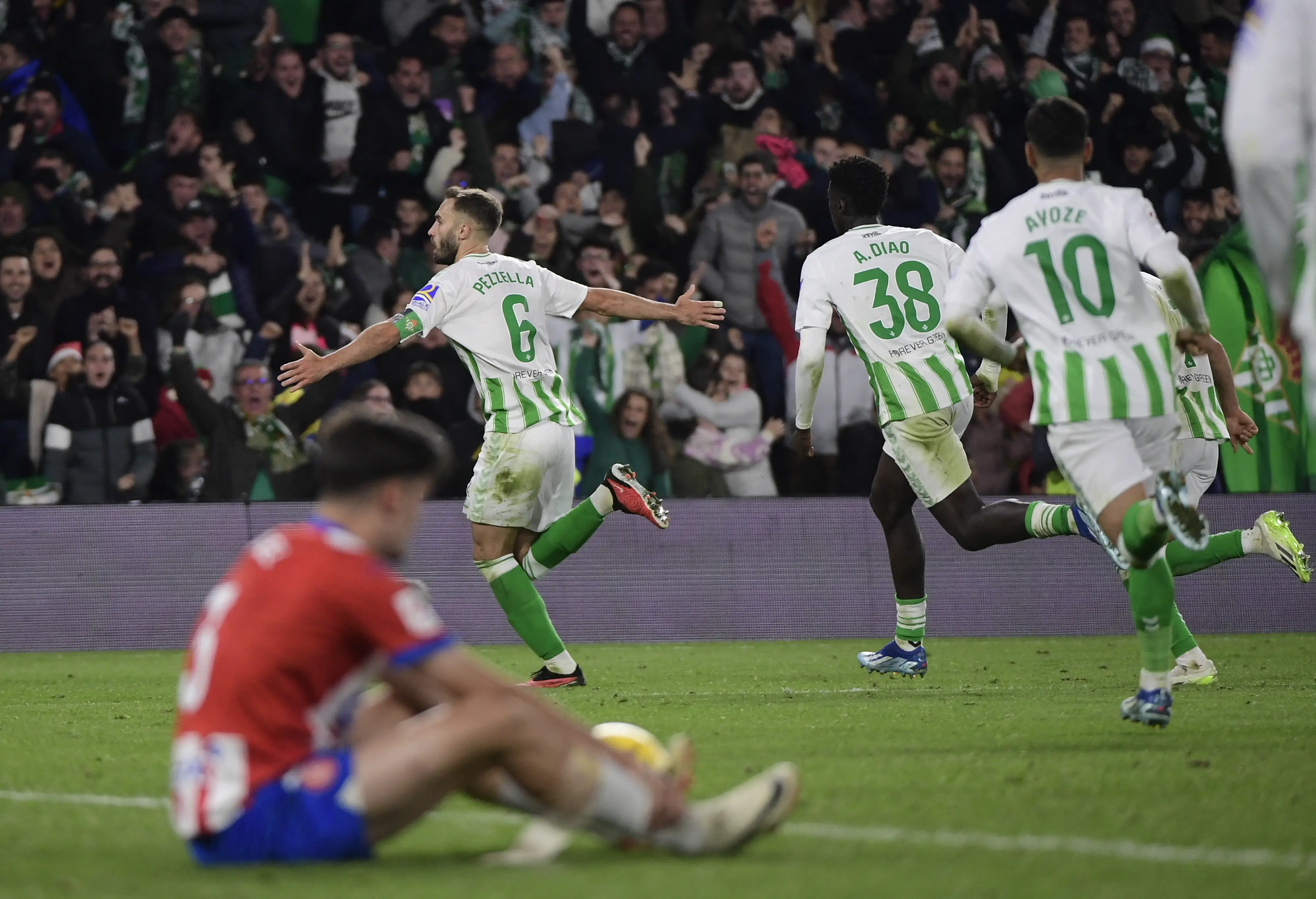 Thi đấu thiếu người nhưng Real Madrid vẫn thắng trận, vươn lên dẫn đầu La Liga Thi đấu thiếu người nhưng Real Madrid vẫn thắng trận, vươn lên dẫn đầu La Liga