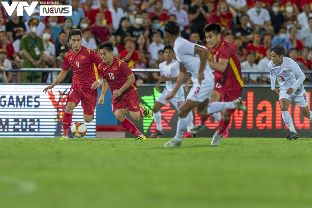 Ảnh: U23 Việt Nam đền đáp khán giả đội mưa cổ vũ bằng 3 điểm ngọt ngào