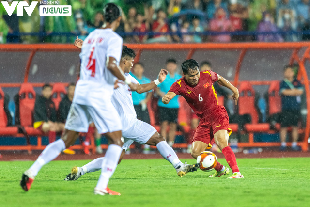 Ảnh: U23 Việt Nam đền đáp khán giả đội mưa cổ vũ bằng 3 điểm ngọt ngào