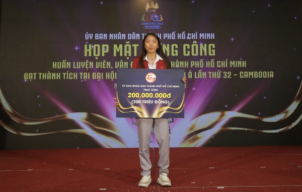 Huỳnh Như nhận phần thưởng đặc biệt trong lễ mừng công của thể thao TP.HCM