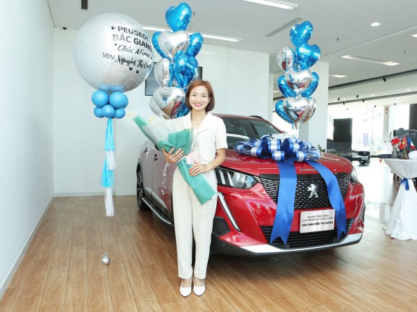 Nguyễn Thị Oanh hân hoan nhận xe Peugeot, chờ đợi trải nghiệm thú vị