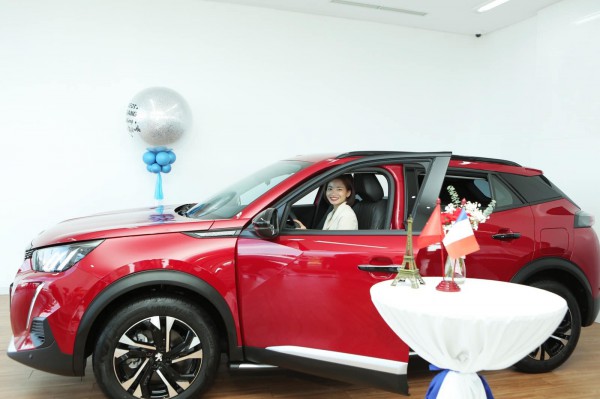 Nguyễn Thị Oanh hân hoan nhận xe Peugeot, chờ đợi trải nghiệm thú vị