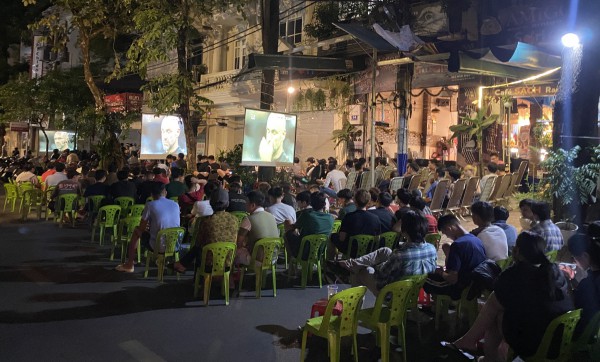 Bạn trẻ bắt đầu những ngày ăn ngủ cùng World Cup 2022