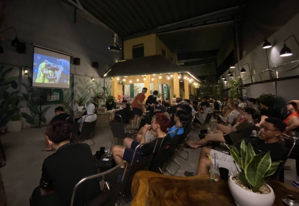 Bạn trẻ bắt đầu những ngày ăn ngủ cùng World Cup 2022