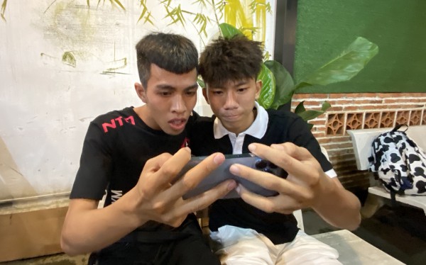 Bạn trẻ bắt đầu những ngày ăn ngủ cùng World Cup 2022