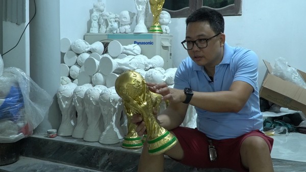 Cận cảnh cúp vàng World Cup giá từ 70.000 đồng xuất hiện ở Hà Nội