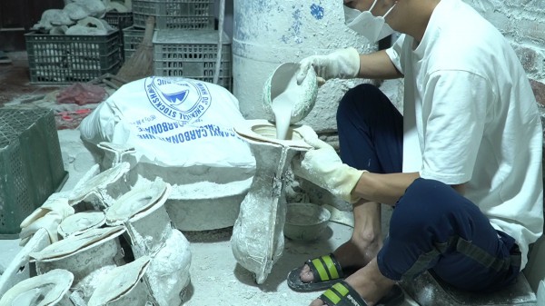 Cận cảnh cúp vàng World Cup giá từ 70.000 đồng xuất hiện ở Hà Nội