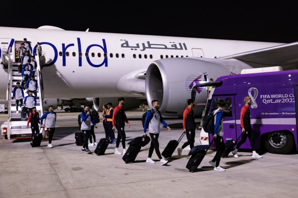 Chiếc cúp vàng World Cup đã cập bến Qatar sau hành trình vòng quanh thế giới