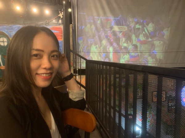 Con gái thức thâu đêm vì mê World Cup Con gái thức thâu đêm vì mê World Cup