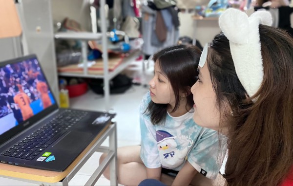 Con gái thức thâu đêm vì mê World Cup Con gái thức thâu đêm vì mê World Cup