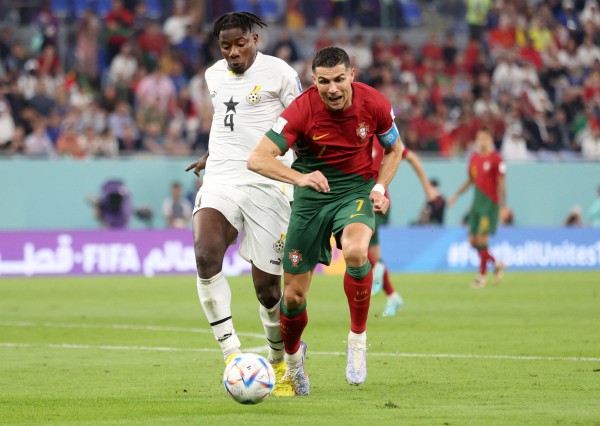 HLV tuyển Ghana mỉa mai Ronaldo được trọng tài 
