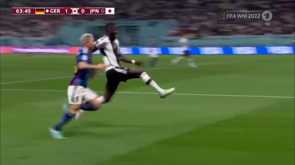 Hậu vệ tuyển Đức bị chỉ trích vì hành động thiếu tôn trọng cầu thủ Nhật Bản Hậu vệ tuyển Đức bị chỉ trích vì hành động thiếu tôn trọng cầu thủ Nhật Bản