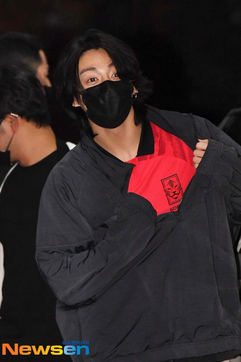 Jungkook (BTS) trở lại Hàn Quốc sau màn trình diễn tại FIFA World Cup 2022